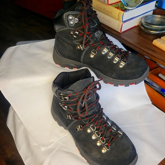 Lace-up Black Hiking Boots - Picture 1 of 4